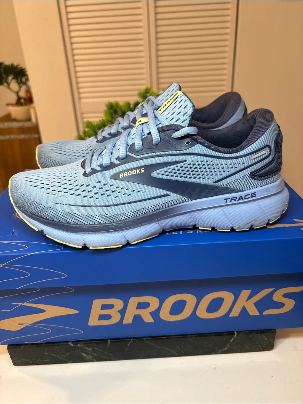 Brooks Trace 2 Women's Pale Blue and Navy Running Shoes, size 8.5